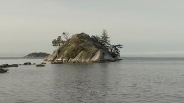 Pasifik Okyanusu 'nun batı kıyısındaki Rocky Adası' nın havadan panoramik görüntüsü. Güneşli Gündoğumu. Whytecliff Park, Horseshoe Bay, West Vancouver, British Columbia, Kanada.