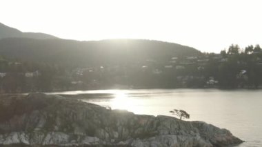 Pasifik Okyanusu 'nun batı kıyısındaki Rocky Adası' nın havadan panoramik görüntüsü. Güneşli Gündoğumu. Whytecliff Park, Horseshoe Bay, West Vancouver, British Columbia, Kanada.
