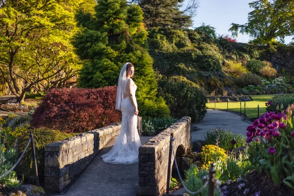 White Caucasian Adult Woman Wedding Dress Standing Nature Queen Elizabeth — Stockfoto