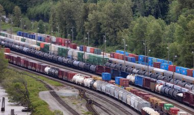 Surrey, Vancouver, BC, Kanada - 19 Mayıs 2022: Banliyö havalimanındaki Tren İstasyonunun Hava Görüntüsü.