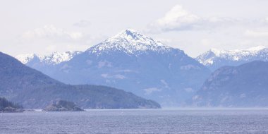 Howe Sound 'daki Kanada Dağ Manzarası. Bulutlu Gökyüzü. Vancouver yakınlarında, BC, Kanada. Doğa Arkaplanı