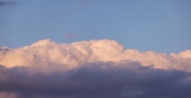 Renkli bir günbatımında ya da gün doğumunda Bulutların manzarası. British Columbia, Kanada 'nın batı kıyısında çekildi. Doğa Arkaplanı