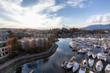 False Creek, BC, Kanada 'daki Vancouver City manzarası. Güneşli Bulutlu bir gün. Modern Cityscape, Granville Adası, konut evleri, marina ve binalar.