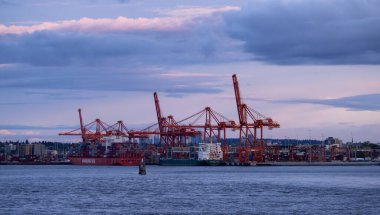 Vancouver, British Columbia, Kanada - 7 Mayıs 2022: Port 'un modern bir şehirdeki panoramik görüntüsü.