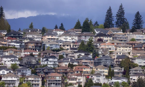 Lares Residenciais Bairro Suburbano Paisagem Urbana Moderna Paisagem Montanhosa Fundo — Fotografia de Stock