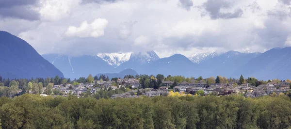 郊外の住宅街 モデル都市景観 背景の山の風景 ポート コキットラム バンクーバー カナダ — ストック写真