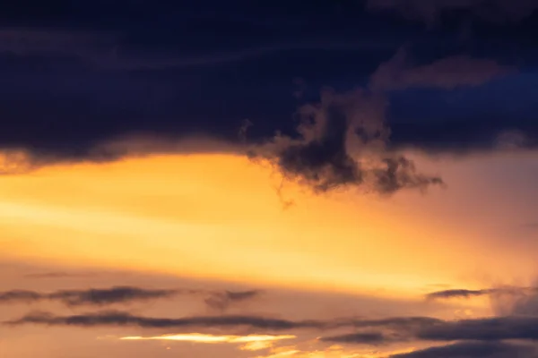 Renkli Bir Günbatımında Gün Doğumunda Bulutların Manzarası British Columbia Kanada — Stok fotoğraf