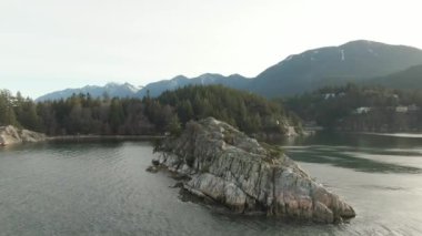 Pasifik Okyanusu 'nun batı kıyısındaki Rocky Adası' nın havadan panoramik görüntüsü. Güneşli Gündoğumu. Whytecliff Park, Horseshoe Bay, West Vancouver, British Columbia, Kanada.