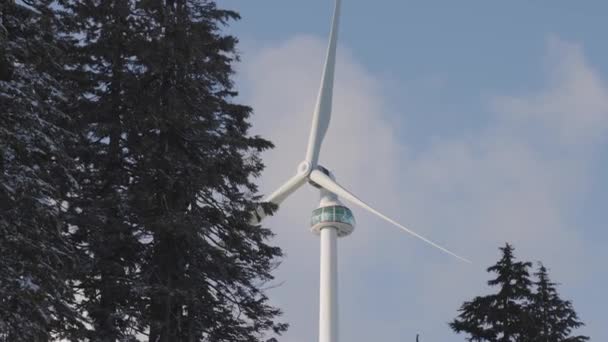 在阳光充足 多云的冬季里 在群山顶上的风力涡轮机 位于加拿大不列颠哥伦比亚省温哥华北部 — 图库视频影像
