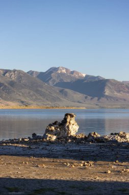 Mono Gölü 'nde Tufa kuleleri kaya oluşumu. Güneşli Gündoğumu. Lee Vining, Kaliforniya, Amerika Birleşik Devletleri 'nde. Doğa Arkaplanı.