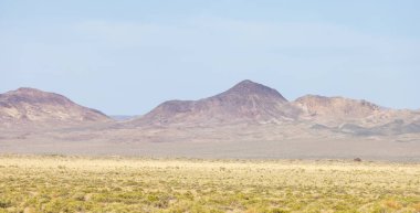 Çöl Dağı Doğa Manzarası. Güneşli Mavi Gökyüzü. Nevada, Amerika Birleşik Devletleri. Doğa Arkaplanı.