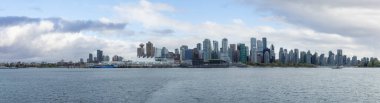 Batı kıyısındaki Coal Harbour ve Canada Place Panoramik Manzarası. Bulutlu Gök Sanatı Hazırlama. Vancouver, British Columbia, Kanada.