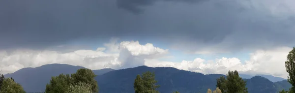 Kanada Dağ Manzarası Üzerinde Beyaz Kabarık Bulutlar Bulutu Görev Ngiliz — Stok fotoğraf