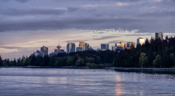 Seawall Torno Stanley Park Com Highrise Edifícios Fundo Moderno City — Fotografia de Stock