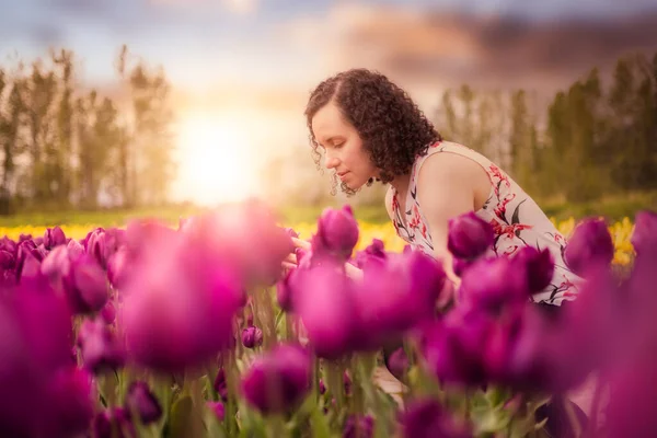 白人成人女性フィールドで新鮮なチューリップの花の香り 春シーズン アートレンダリング 日没または日の出空 — ストック写真