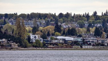 Pasifik Okyanusu 'nun batı kıyısındaki lüks evler. Kitsilano, Vancouver, British Columbia, Kanada.