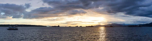 Big Container Ship Parcheggiata Nella Burrard Inlet Sulla Costa Occidentale — Foto Stock