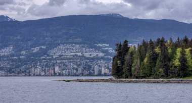 Arka planda Şehir ve Dağlar 'la Stanley Park. Pasifik Okyanusu 'nun batı kıyısında. Vancouver, British Columbia, Kanada.
