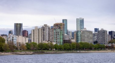 Vancouver, British Columbia, Kanada - 7 Mayıs 2022: Pasifik Okyanusunun batı kıyısındaki Downtown City 'de English Bay Beach.
