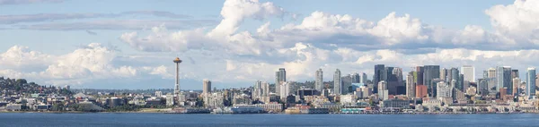 米国ワシントン州シアトルのダウンタウン 太平洋岸の近代都市のパノラマビュー 曇った青空 — ストック写真