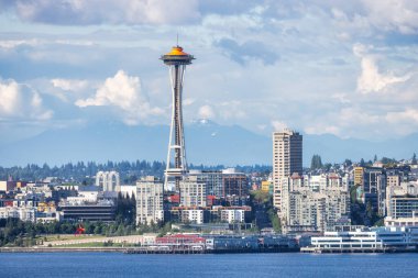 Seattle, Washington, Amerika Birleşik Devletleri. Pasifik Okyanusu kıyısındaki Modern Şehir manzarası. Bulutlu Mavi Gökyüzü.
