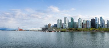 Kömür Limanı Panoramik Manzarası, Marina ve Stanley Parkı. Bulutlu Gök Sanatı Hazırlama. Vancouver, British Columbia, Kanada.