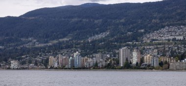 Pasifik Okyanusu 'nun batı kıyısındaki modern bir şehirde ikamet binaları. Batı Vancouver, British Columbia, Kanada.