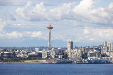 Seattle, Washington, Amerika Birleşik Devletleri. Pasifik Okyanusu kıyısındaki Modern Şehir manzarası. Bulutlu Mavi Gökyüzü.