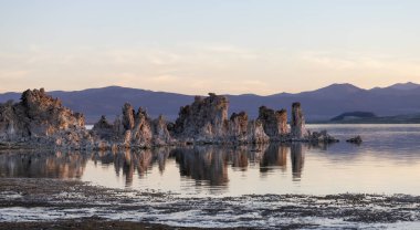 Mono Gölü 'nde Tufa kuleleri kaya oluşumu. Güneşli Gündoğumu. Lee Vining, Kaliforniya, Amerika Birleşik Devletleri 'nde. Doğa Arkaplanı.