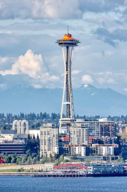 Seattle, Washington, Amerika Birleşik Devletleri. Pasifik Okyanusu kıyısındaki Modern Şehir manzarası. Bulutlu Mavi Gökyüzü.