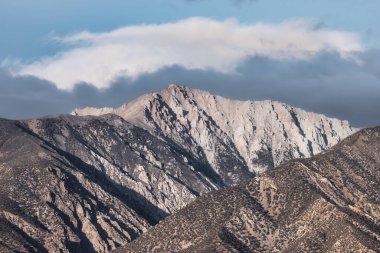 Rocky Desert Dağı Doğa Manzarası. Bulutlu Gök Sanatı Hazırlama. Nevada, Amerika Birleşik Devletleri. Doğa Arkaplanı.