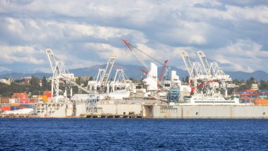 Seattle, Washington, ABD - 11 Haziran 2022: Modern şehrin liman ve sanayi bölgeleri.