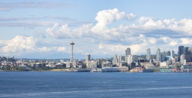 Seattle, Washington, Amerika Birleşik Devletleri. Pasifik Okyanusu kıyısındaki modern şehrin panoramik görüntüsü. Bulutlu Mavi Gökyüzü.