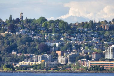 Seattle, Washington, Amerika Birleşik Devletleri. Pasifik Okyanusu kıyısındaki Modern Şehir manzarası. Bulutlu Mavi Gökyüzü.