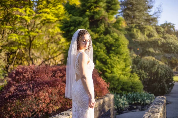 White Caucasian Adult Woman Wedding Dress Standing Nature Queen Elizabeth — Stockfoto