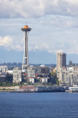 Seattle, Washington, Amerika Birleşik Devletleri. Pasifik Okyanusu kıyısındaki Modern Şehir manzarası. Bulutlu Mavi Gökyüzü.
