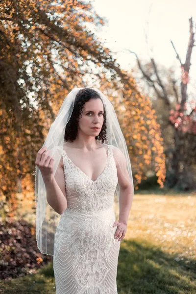 Vit Kaukasisk Vuxen Kvinna Bröllopsklänning Står Utanför Naturen Queen Elizabeth — Stockfoto