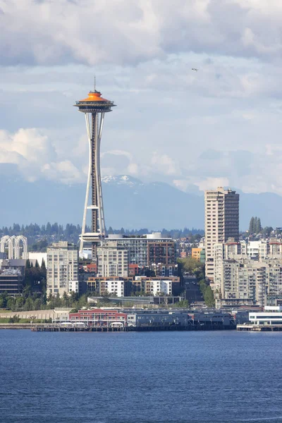 米国ワシントン州シアトルのダウンタウン 太平洋岸の近代都市の眺め 曇った青空 — ストック写真