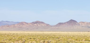 Çöl Dağı Doğa Manzarası. Güneşli Mavi Gökyüzü. Nevada, Amerika Birleşik Devletleri. Doğa Arkaplanı.