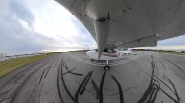 Vancouver, British Columbia, Kanada - Şubat 2022: Pitt Meadows Havaalanından kalkan küçük tek motorlu uçak. Bulutlu bir kış akşamı. Geniş Açı Balık Gözü Mercekleri.