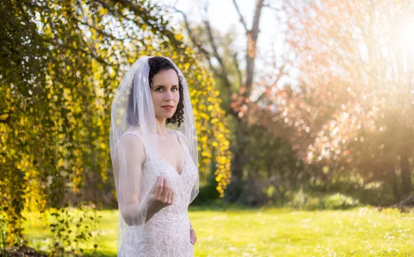 White Caucasian Adult Woman Wedding Dress Standing Nature Queen Elizabeth — Stockfoto