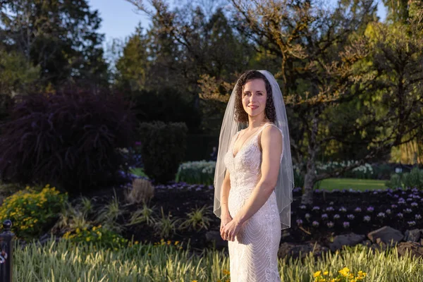 White Caucasian Adult Woman Wedding Dress Standing Nature Queen Elizabeth — Stockfoto