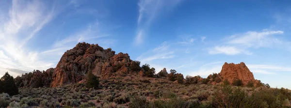 Trockene Felsige Wüstengebirgslandschaft Mit Bäumen Sonniger Abendhimmel Kalifornien Vereinigte Staaten — Stockfoto