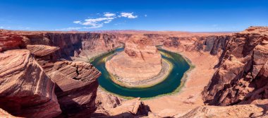Arizona, Amerika 'da, Page' de Horseshoe Bend. Güneşli yaz sabahı. Ünlü Iconic Amerikan Doğa Manzarası.