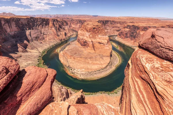 Arizona, Amerika 'da, Page' de Horseshoe Bend. Güneşli yaz sabahı. Ünlü Iconic Amerikan Doğa Manzarası.