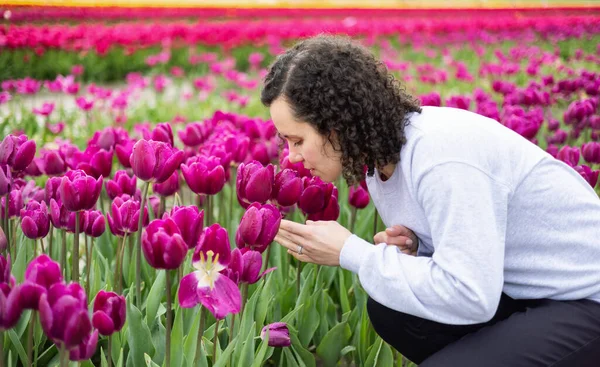 Caucasian Adult Woman Smelling Fresh Tulip Flowers Field Spring Season — Stock Photo, Image