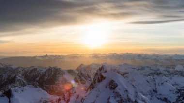 Kanada Rocky Dağı 'nın hava manzarası. Bulutlu Günbatımı Gökyüzü. Vancouver yakınlarında, British Columbia, Kanada. Doğa Arkaplan Sinemacısı