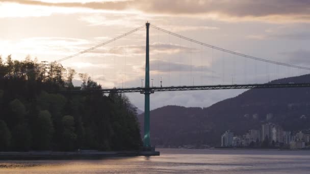 Stanley Park Leeuwenpoort Brug Stad Met Bergen Achtergrond Aan Westkust — Stockvideo