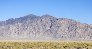 Çöl Dağı Doğa Manzarası. Güneşli Mavi Gökyüzü. Nevada, Amerika Birleşik Devletleri. Doğa Arkaplanı.