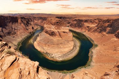 Arizona, Amerika 'da, Page' de Horseshoe Bend. Renkli Gökyüzü Sanatı Sunucusu. Ünlü Iconic Amerikan Doğa Manzarası.